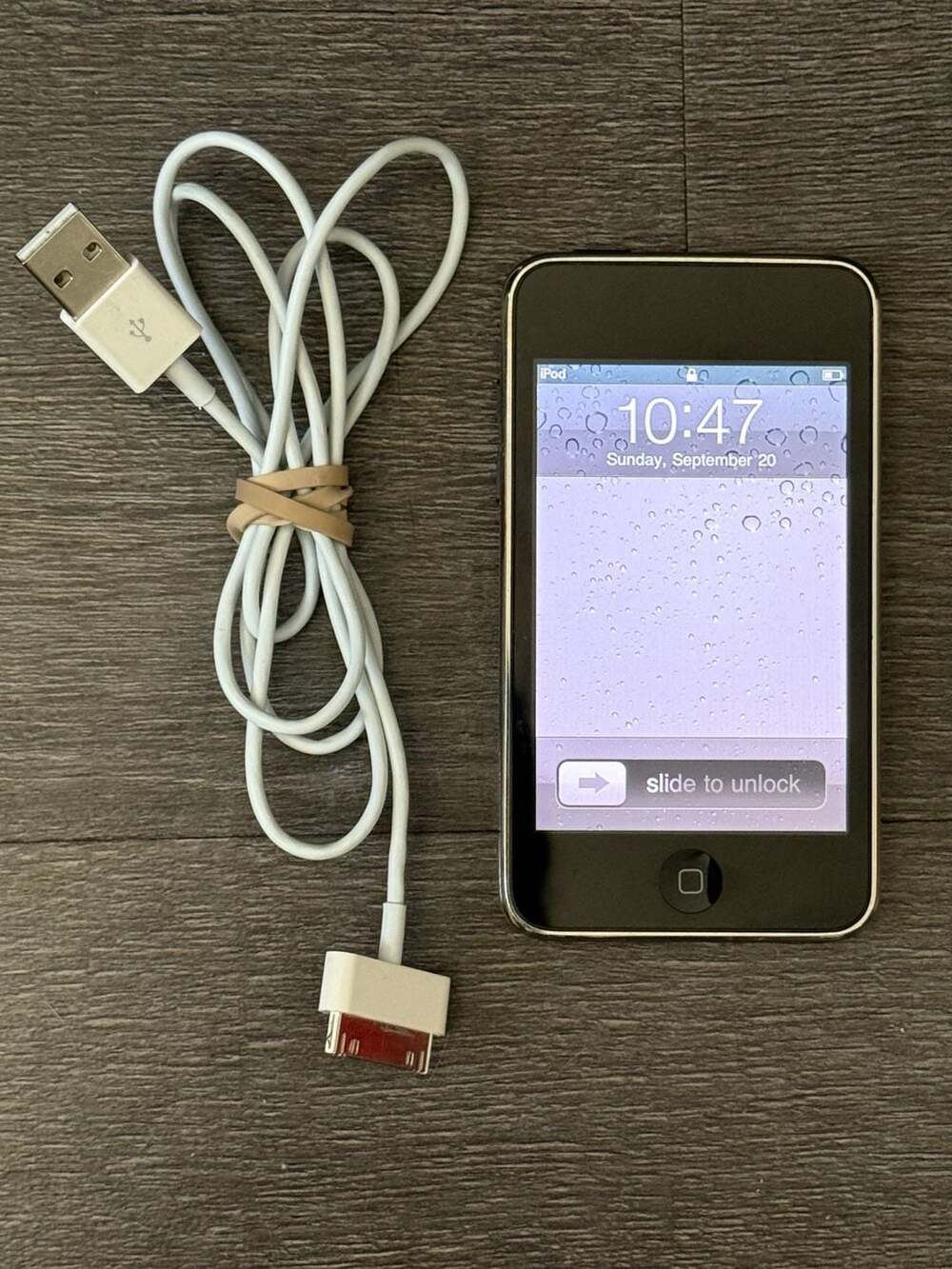 Apple iPod Touch 2nd Generation 16GB Black with USB Cable